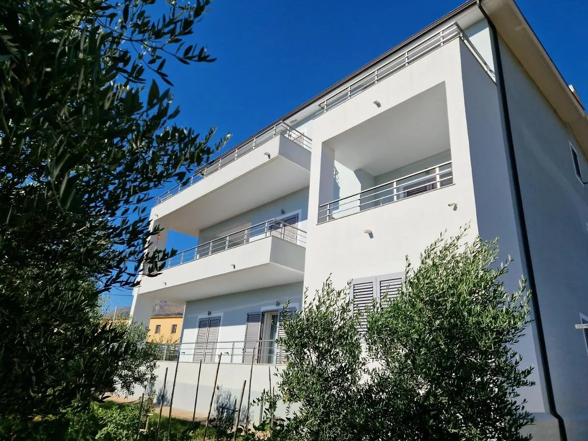 Villa Pulo Tragjas